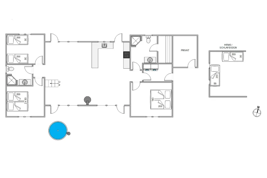 Un plano muestra varias habitaciones, camas, baños y una pequeña piscina exterior.