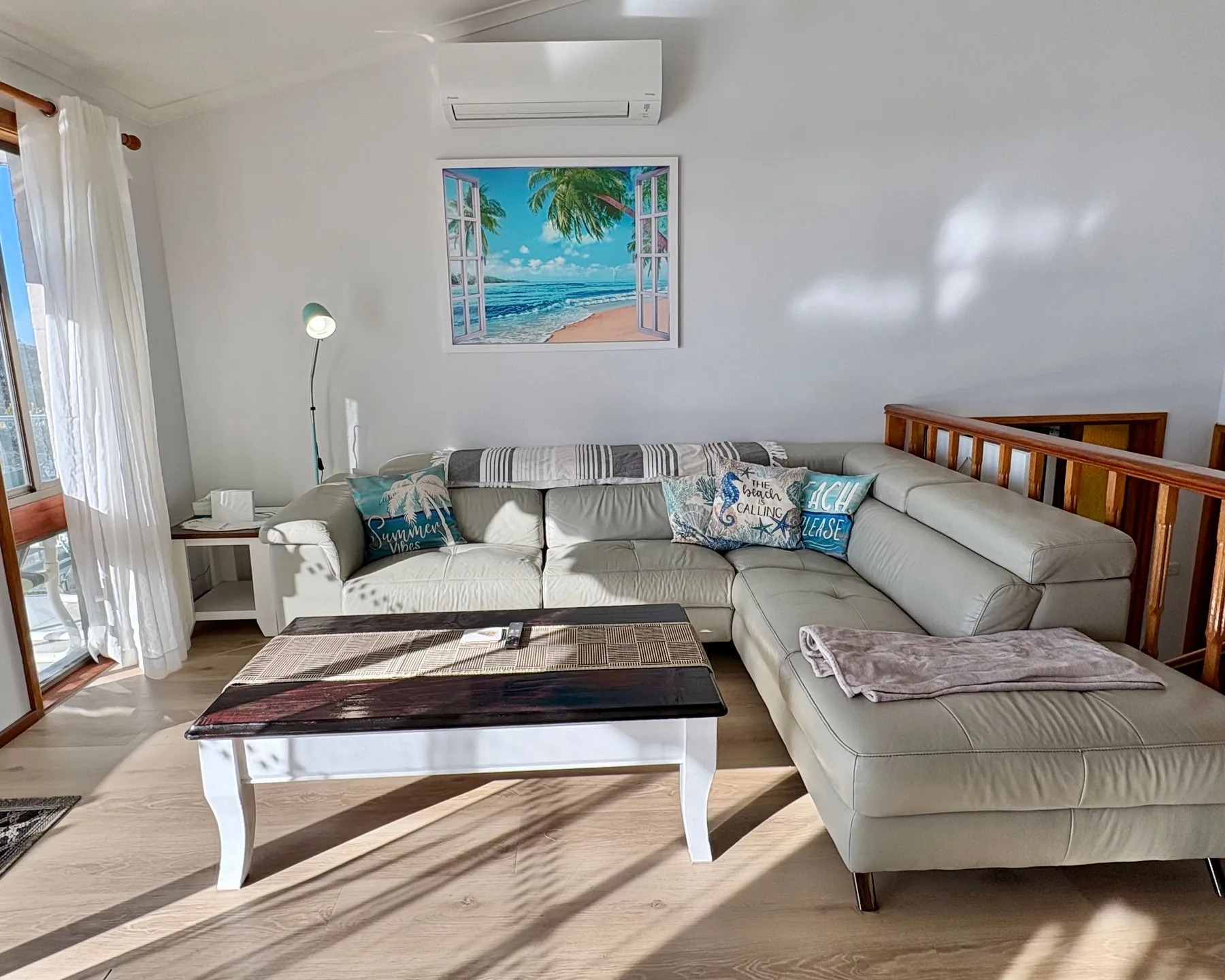Una sala luminosa con asientos seccionales y una mesa de centro.