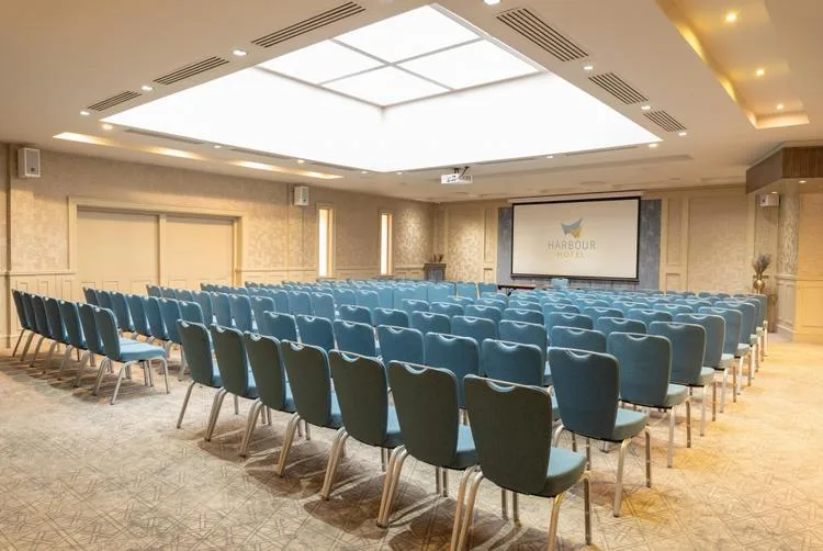 Sala de reuniones dispuesta en formato teatro.