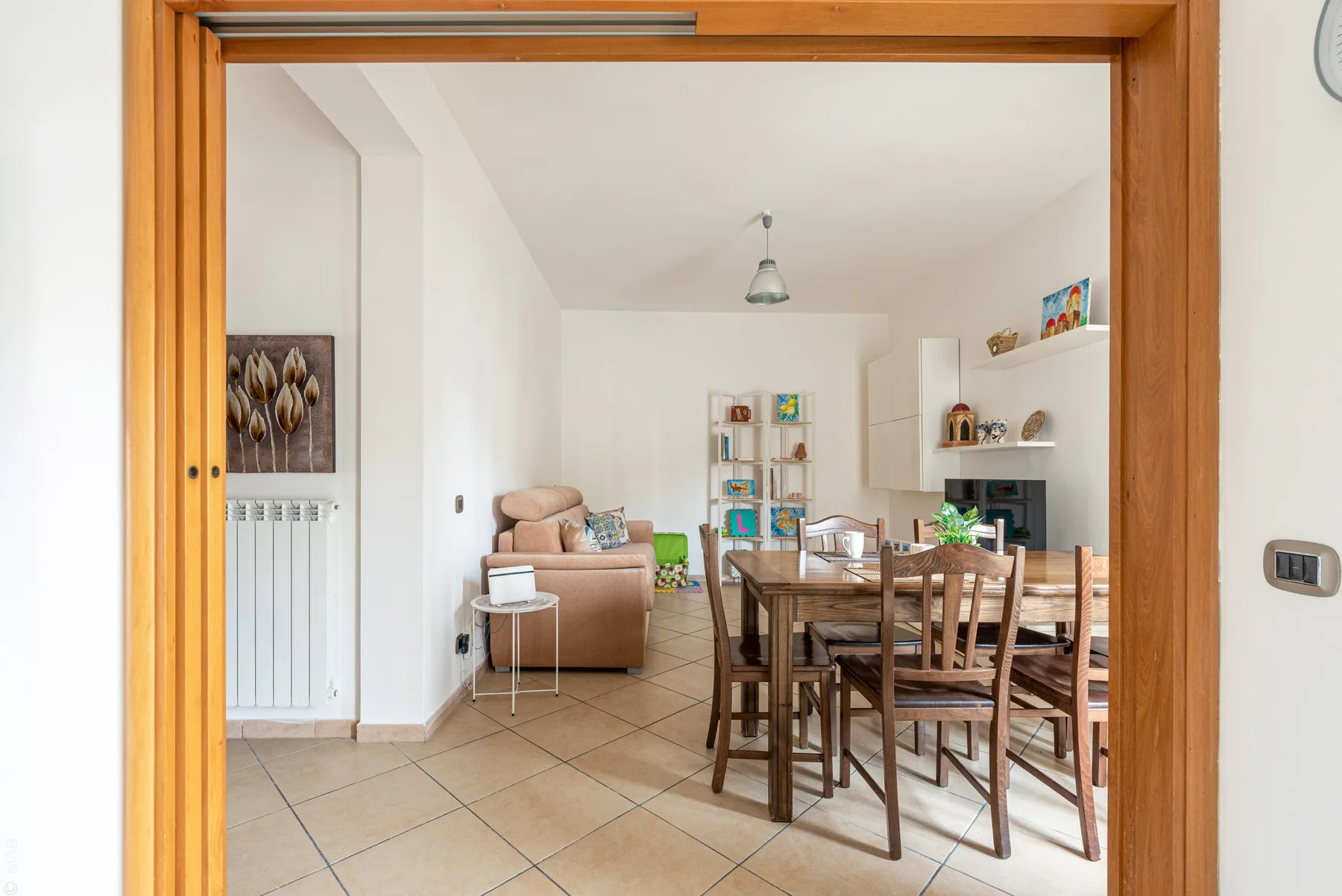 Una luminosa sala de estar y comedor con mesa y asientos.
