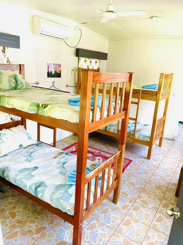 Literas en dormitorio compartido mixto