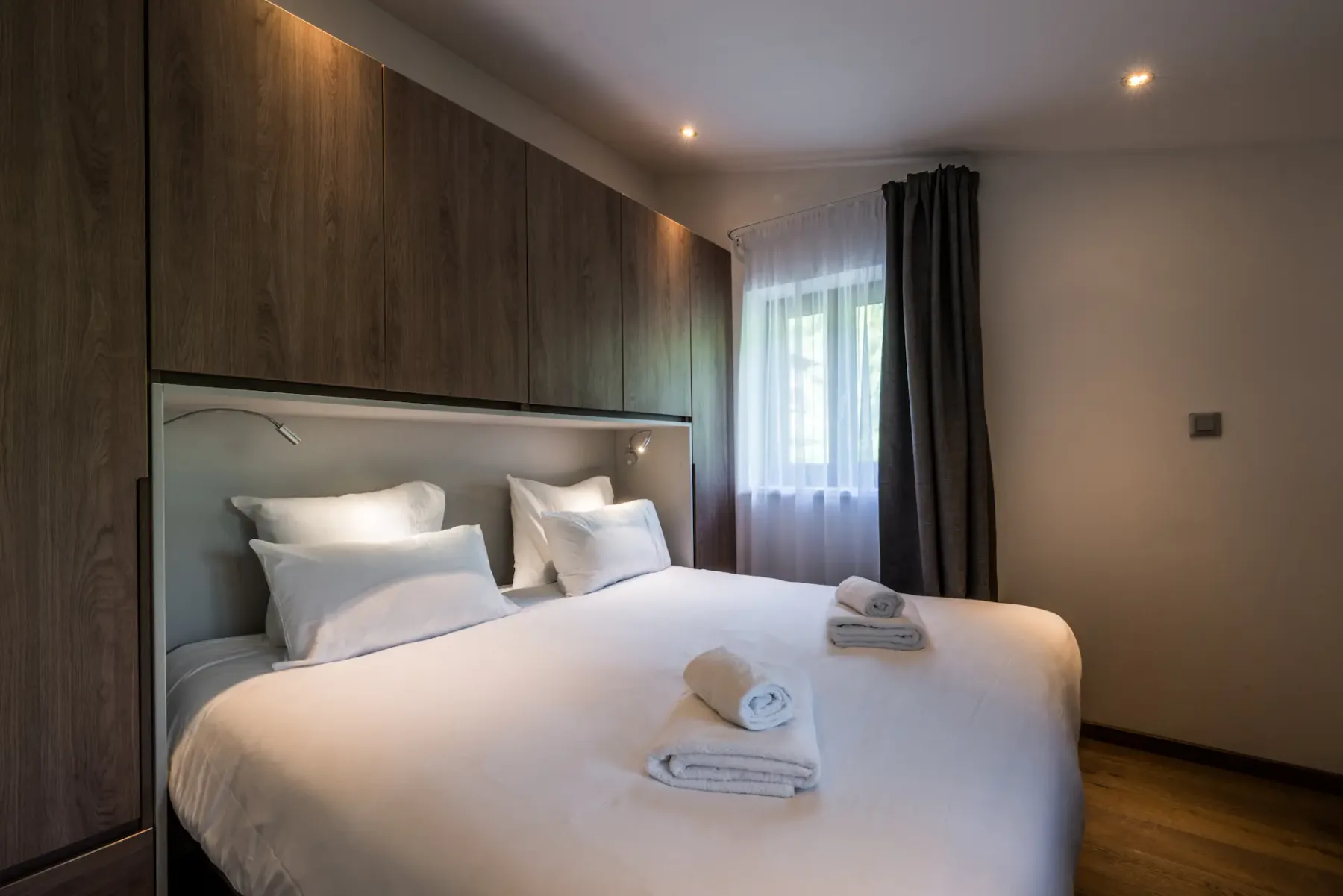 Acogedor dormitorio doble con amplio espacio de armario y vistas al paisaje del apartamento familiar Kauri en Morzine