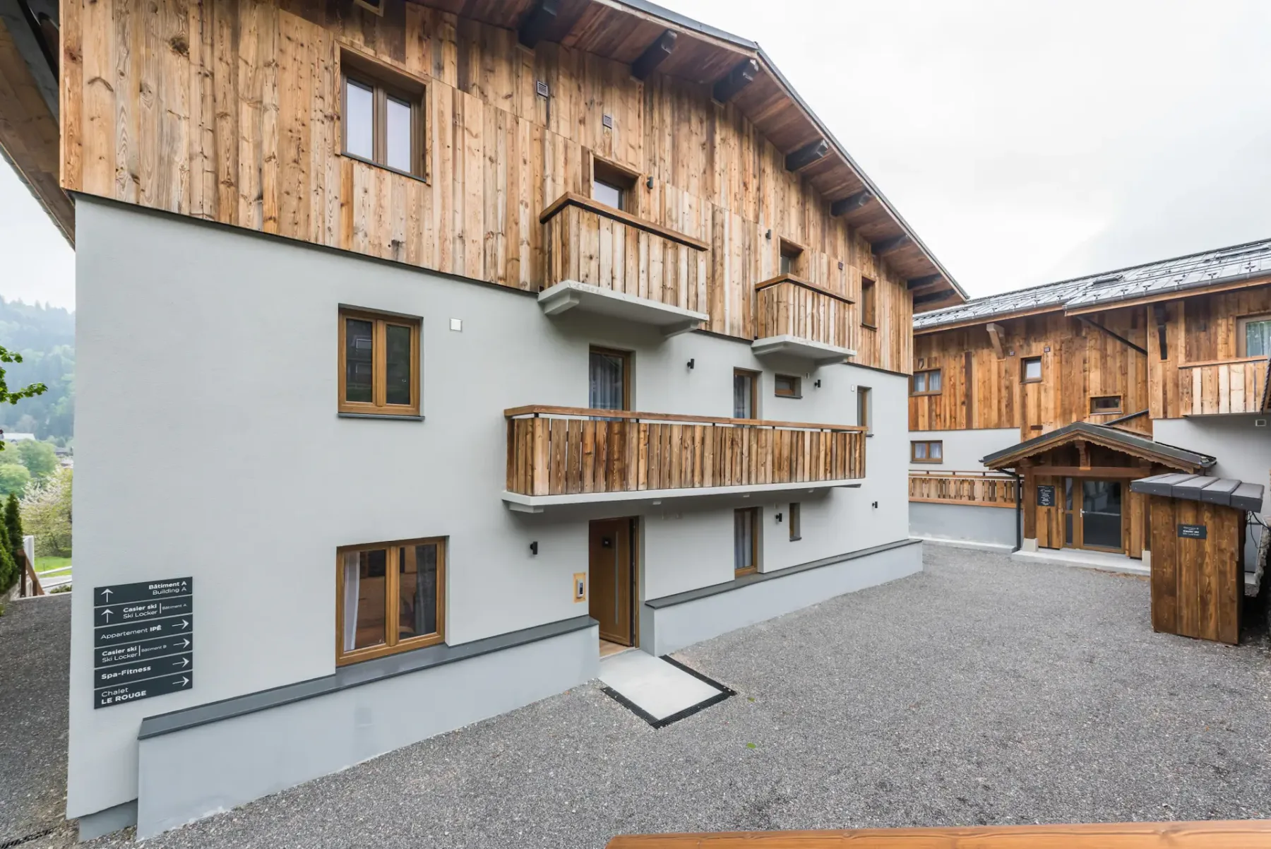 Outside view mountain chalet family apartment Kauri Morzine