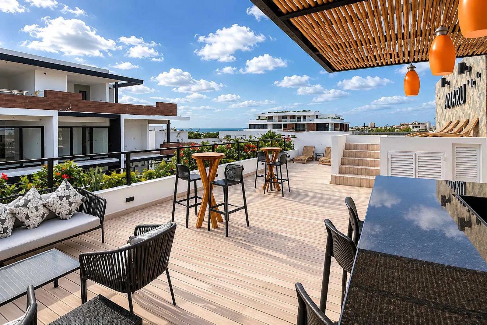 Una terraza al aire libre tiene mesas, asientos y un toldo de listones.