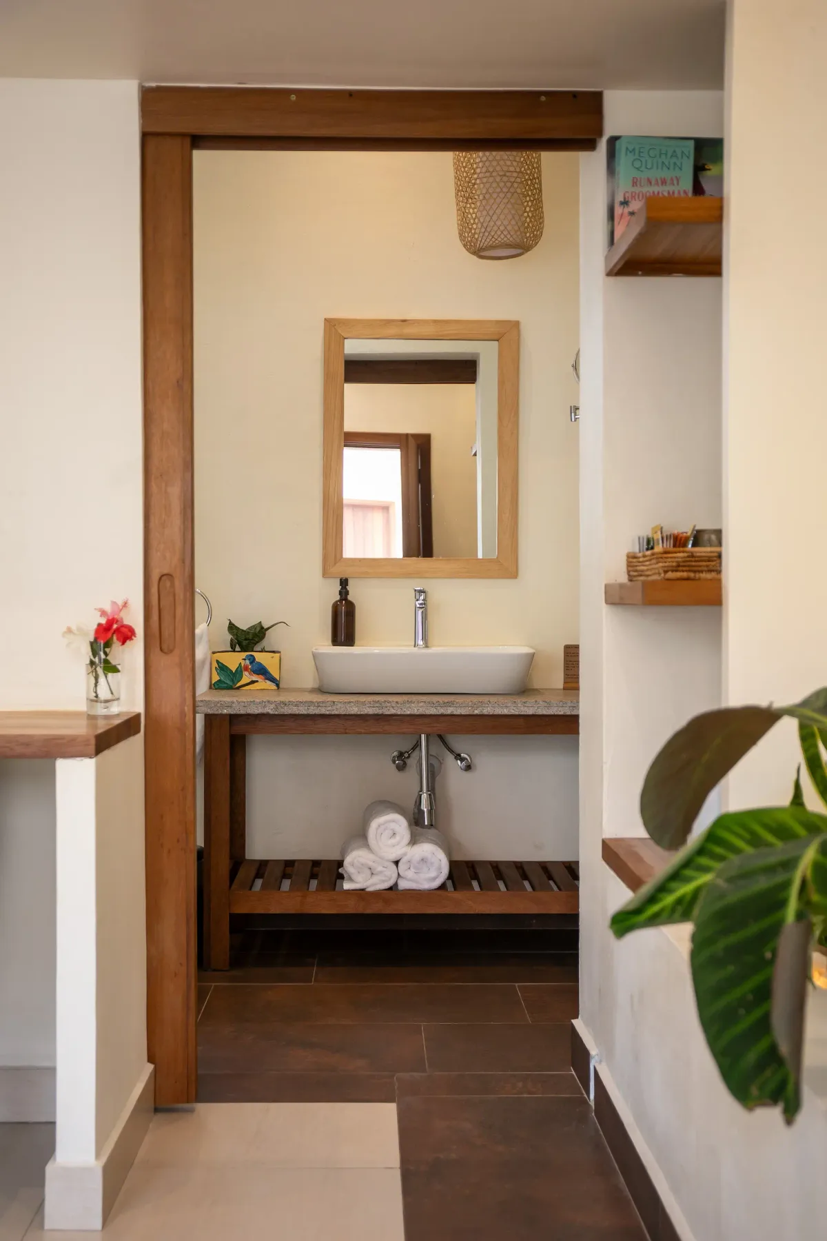Baño privado con lavabo sobre encimera