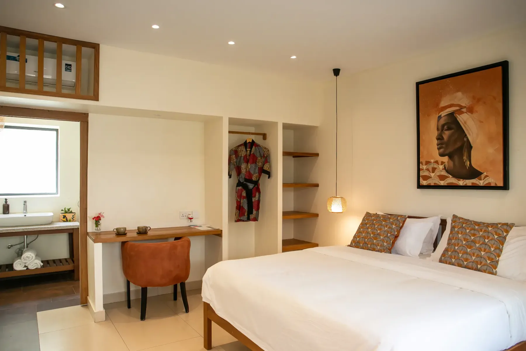 Habitación Meditator con cama, armario y escritorio