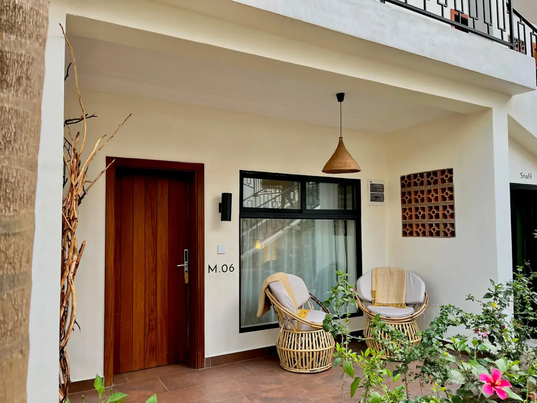 Entrada de la habitación Terrace con sillas de ratán