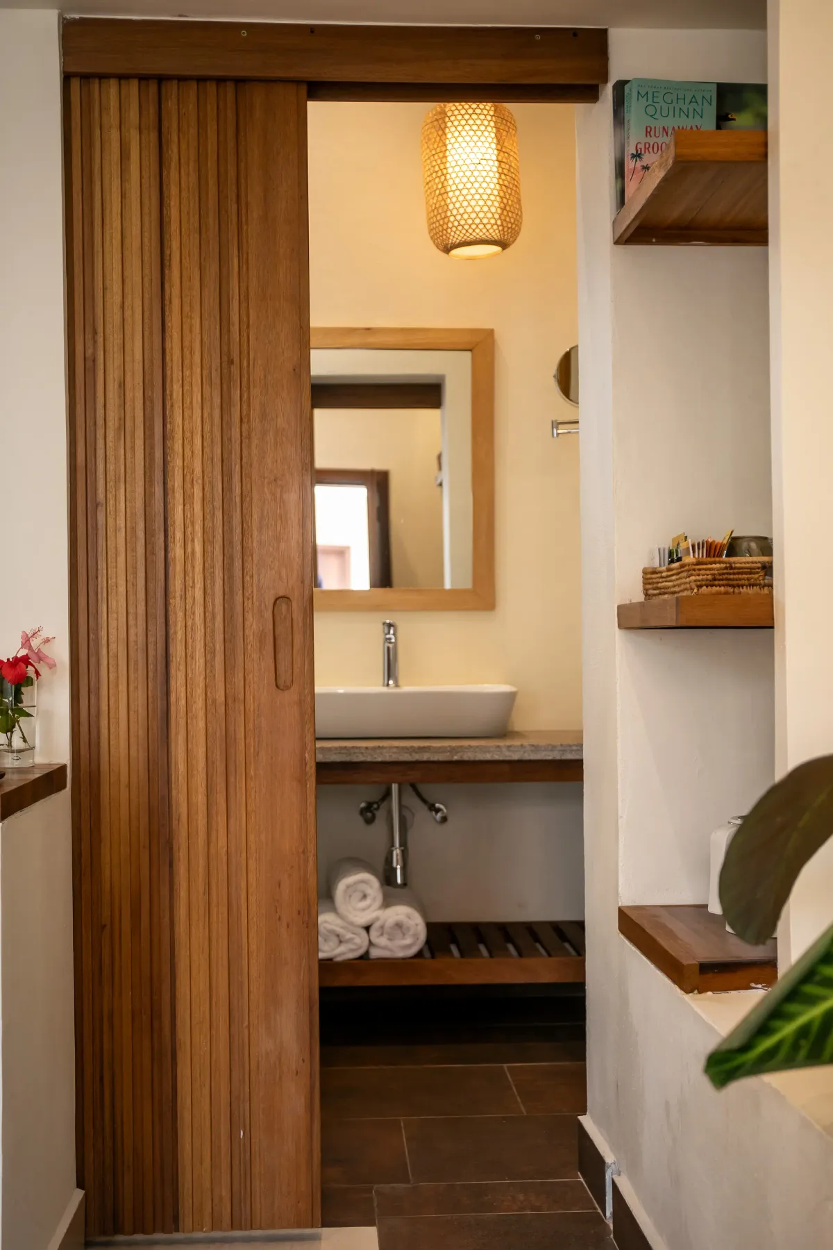 Baño privado con puerta de listones de madera