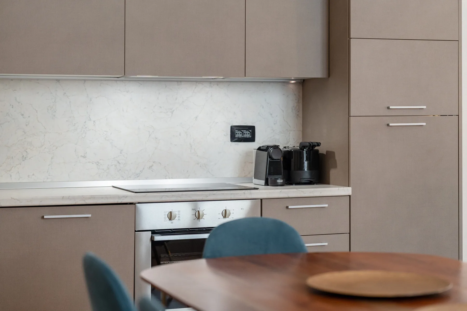 Una cocina moderna con armarios, encimera y pequeños electrodomésticos.