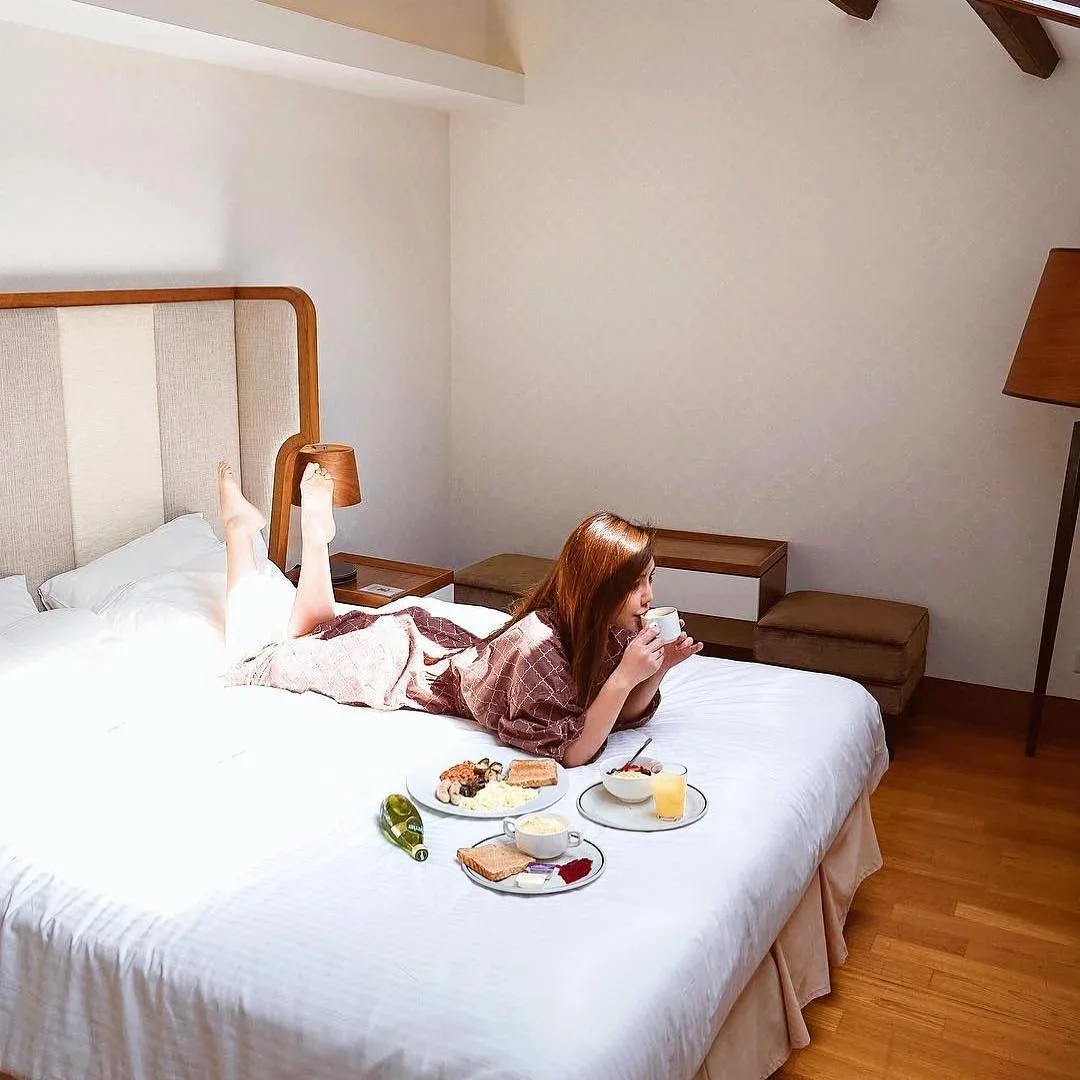Habitación de huéspedes con una cama y productos para el desayuno.