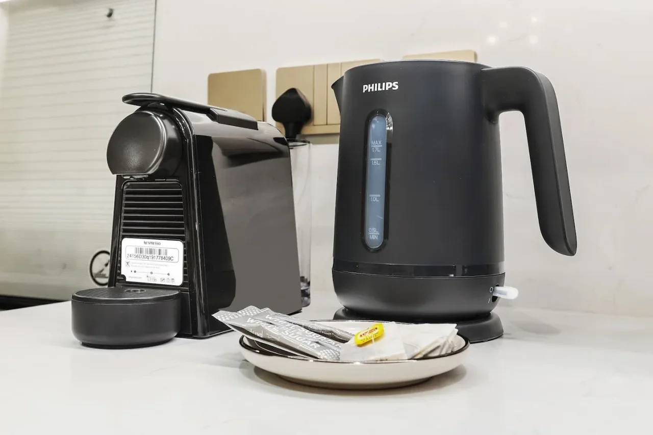 Una encimera de cocina con una cafetera y un hervidor eléctrico.
