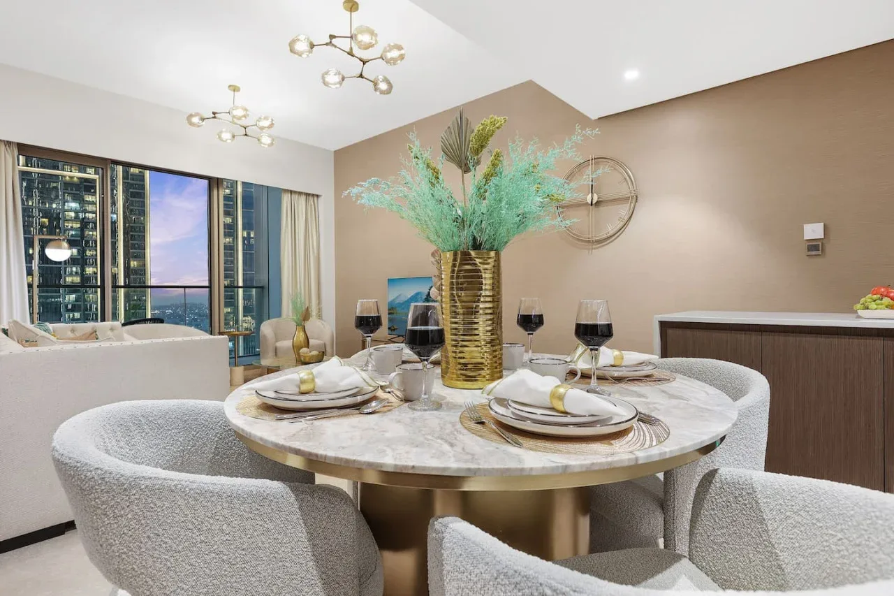 El comedor cuenta con una elegante mesa y asientos cómodos, perfectos para disfrutar de las comidas o del café de la mañana. Bañado de luz natural, este acogedor espacio invita a conversar y relajarse, lo que lo convierte en un lugar ideal para reunirse con familiares y amigos.