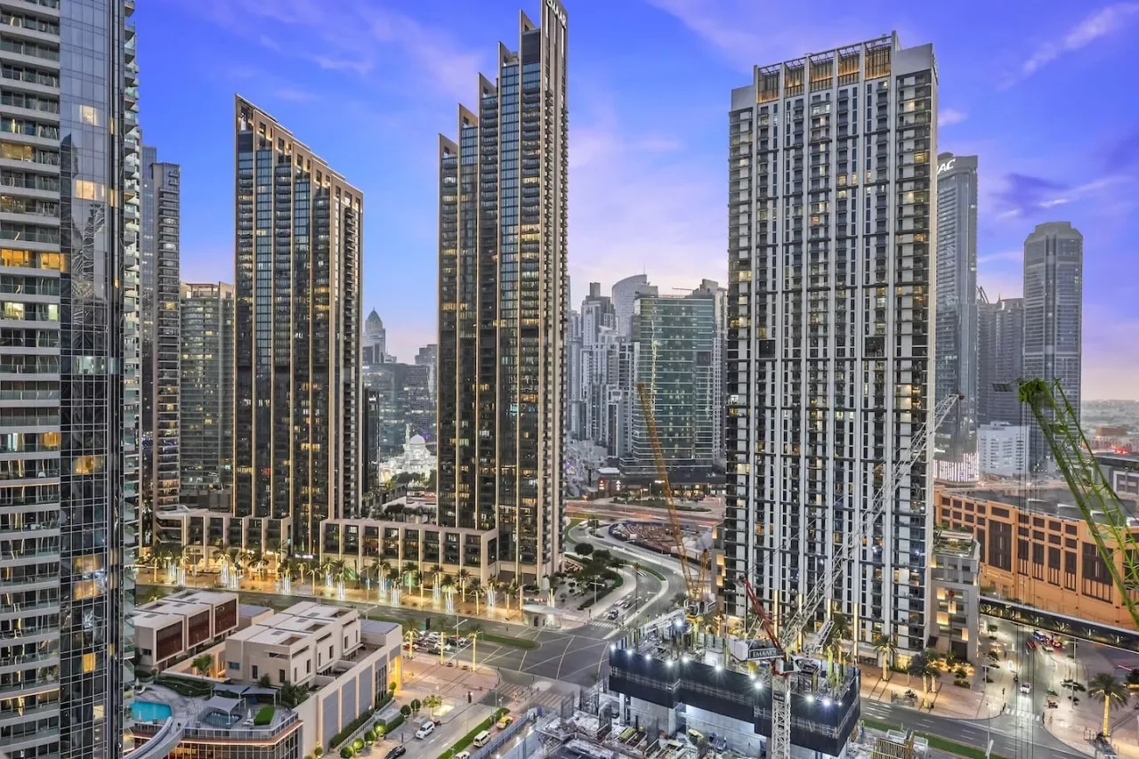 Panorámica urbana con edificios altos modernos y vías en la parte inferior.