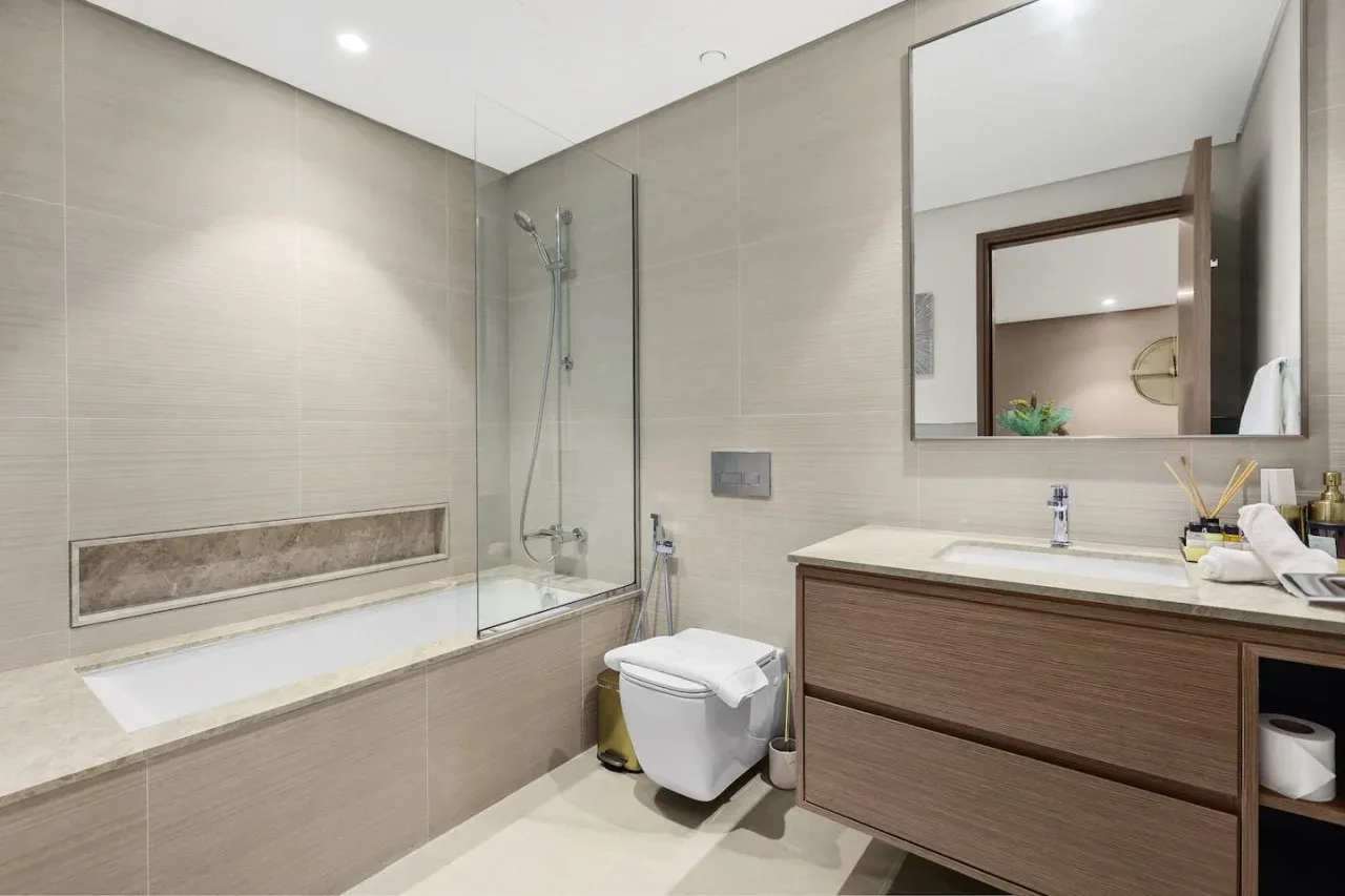 Un baño con bañera, ducha y tocador.