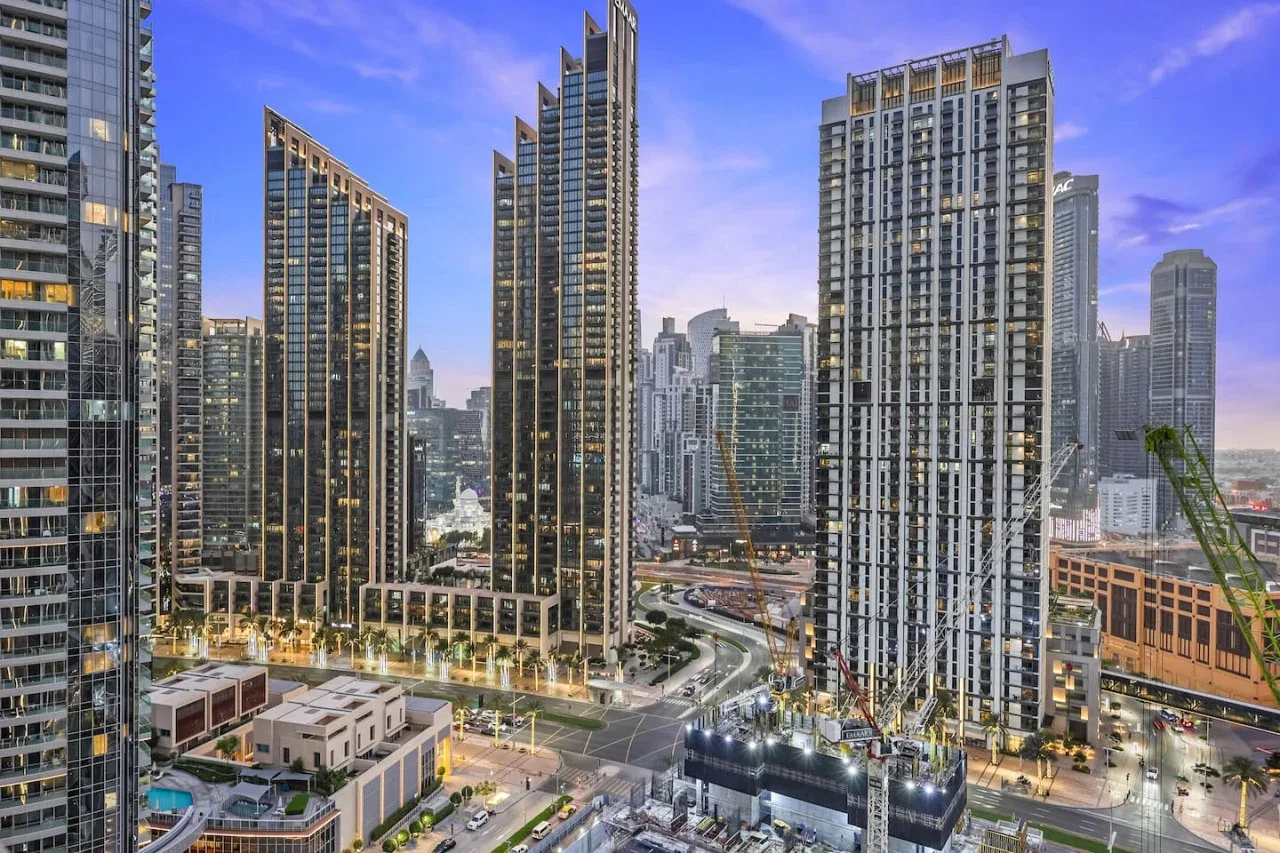 Un horizonte urbano con edificios altos y calles al anochecer.