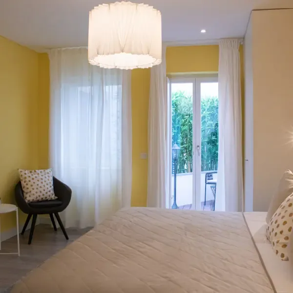 Habitación con dos camas individuales y terraza