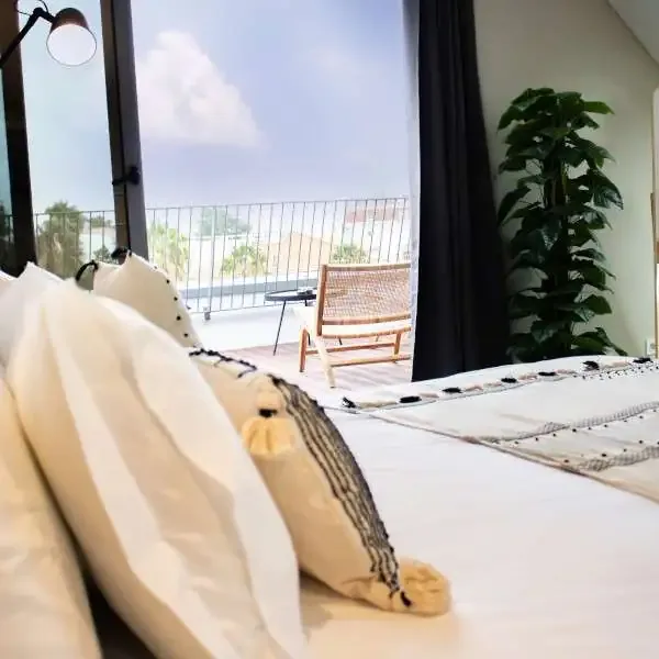 Suite con bañera y balcón con vistas al mar