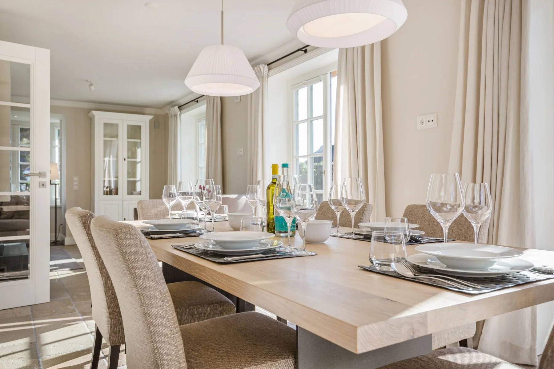 In bester, strandnaher Lage gelegenes, freistehendes Luxus-Haus unter Reet.