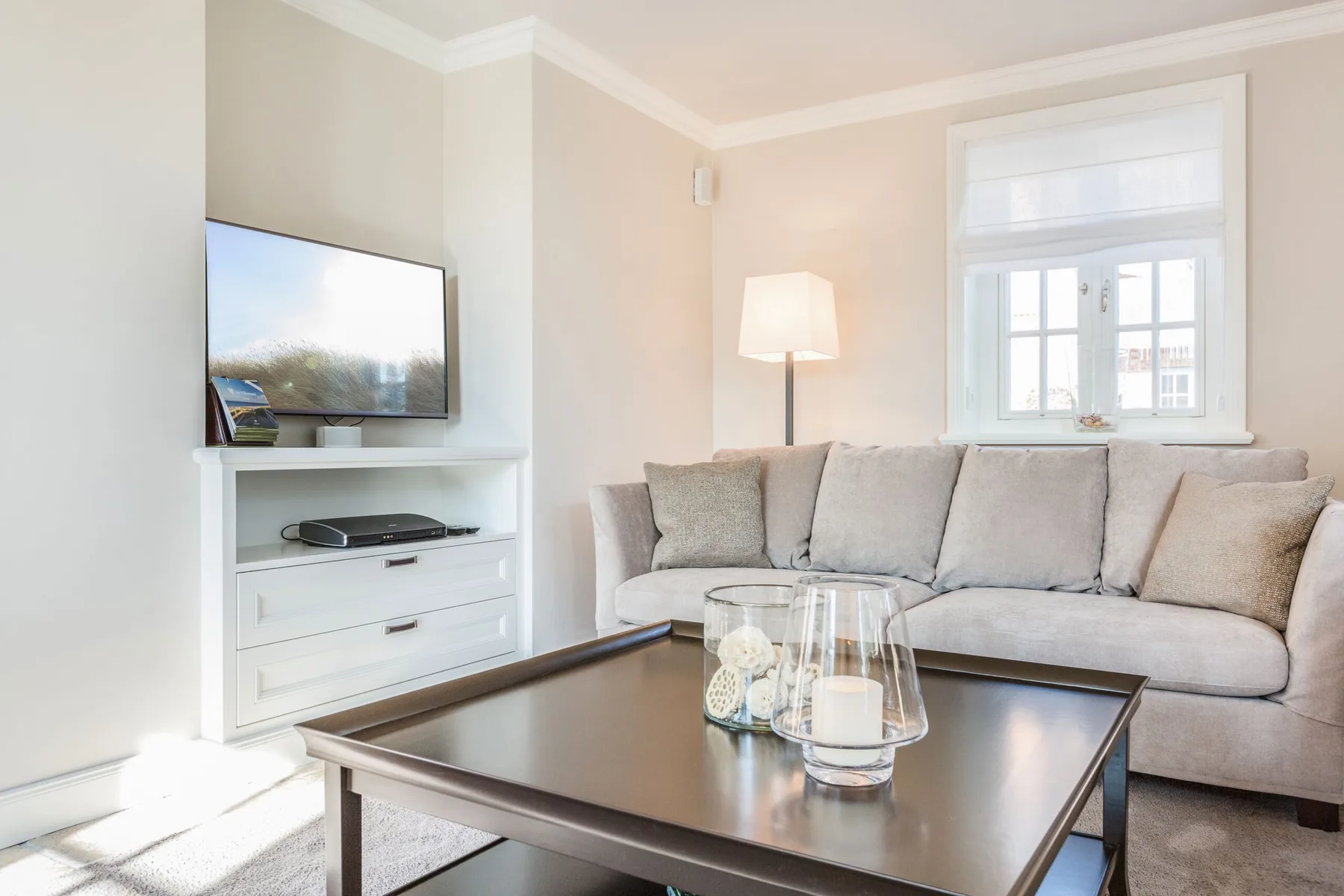 In bester, strandnaher Lage gelegenes, freistehendes Luxus-Haus unter Reet.