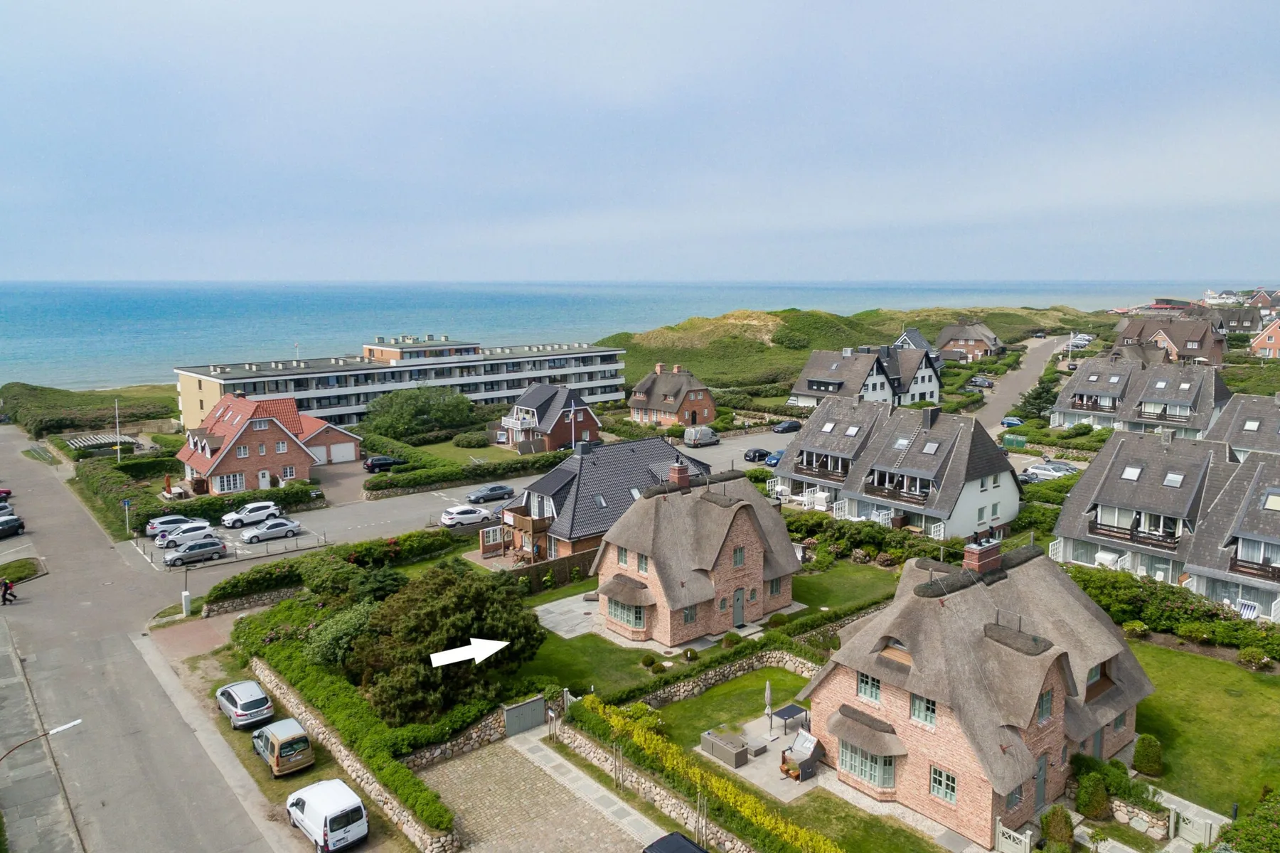 In bester, strandnaher Lage gelegenes, freistehendes Luxus-Haus unter Reet.