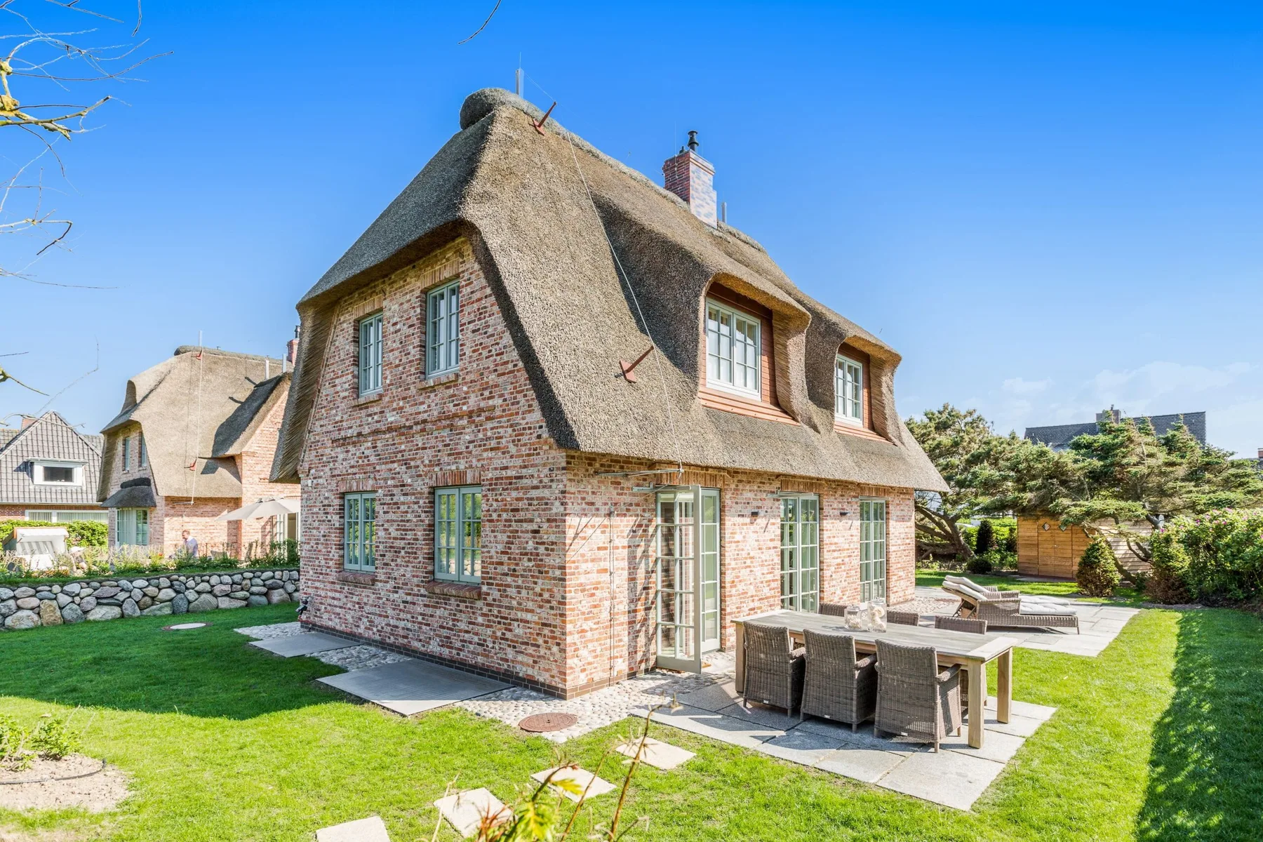 In bester, strandnaher Lage gelegenes, freistehendes Luxus-Haus unter Reet.