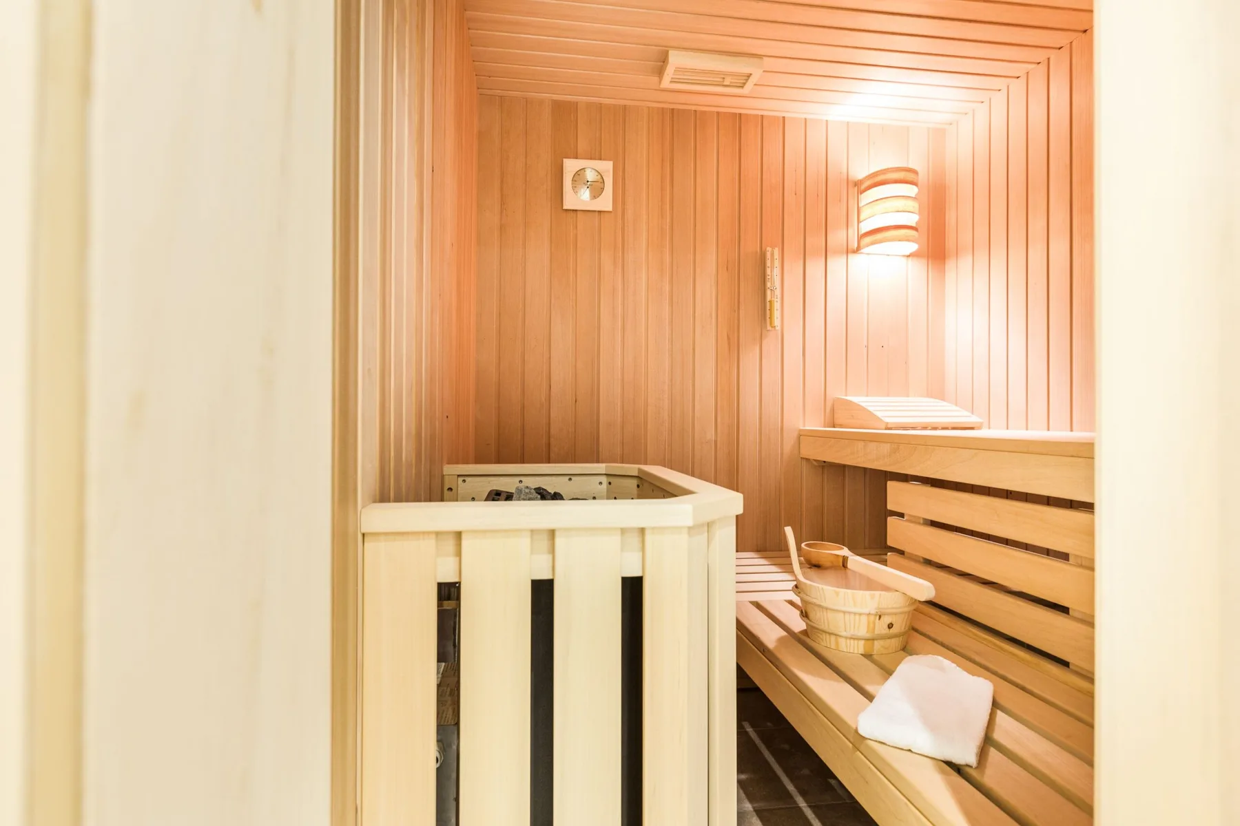 In bester, strandnaher Lage gelegenes, freistehendes Luxus-Haus unter Reet.