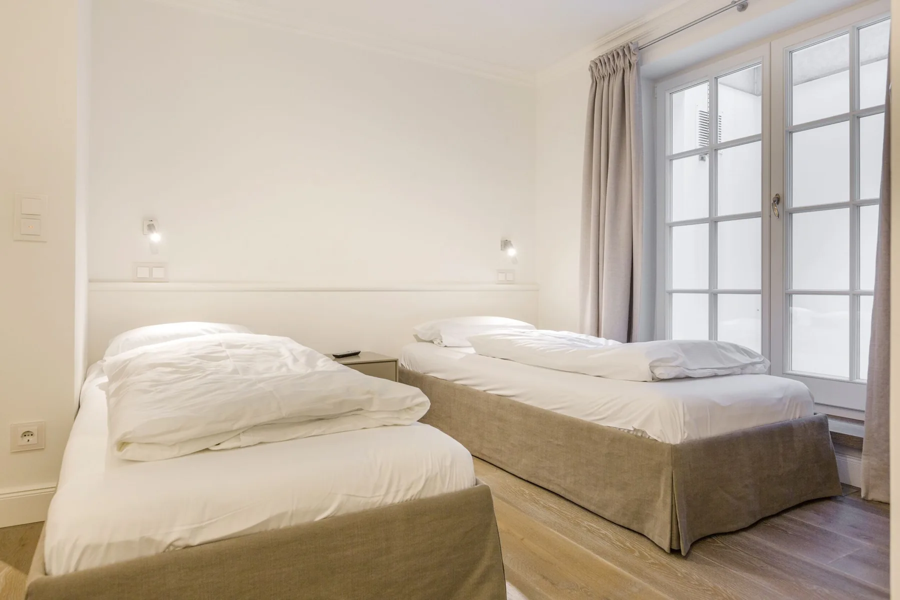 In bester, strandnaher Lage gelegenes, freistehendes Luxus-Haus unter Reet.