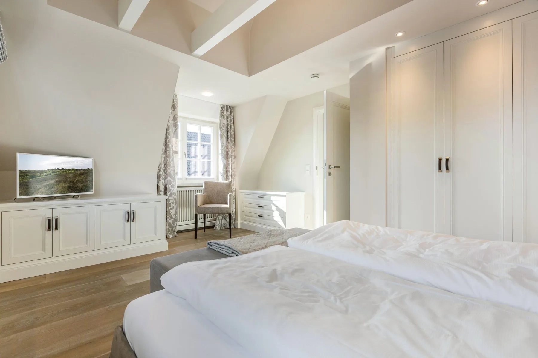 In bester, strandnaher Lage gelegenes, freistehendes Luxus-Haus unter Reet.