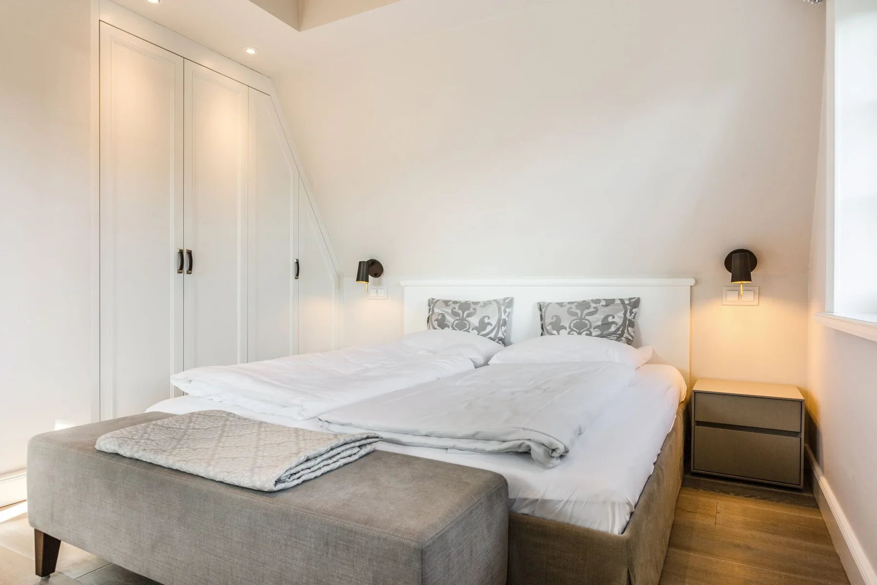 In bester, strandnaher Lage gelegenes, freistehendes Luxus-Haus unter Reet.
