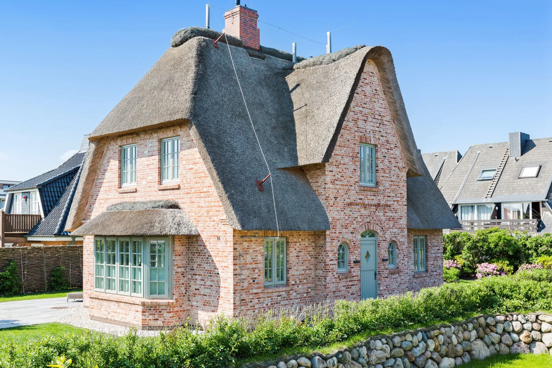In bester, strandnaher Lage gelegenes, freistehendes Luxus-Haus unter Reet.