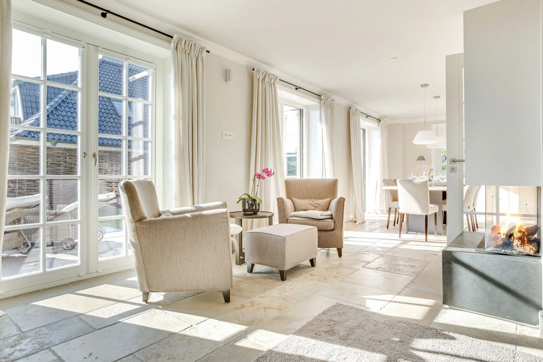 In bester, strandnaher Lage gelegenes, freistehendes Luxus-Haus unter Reet.