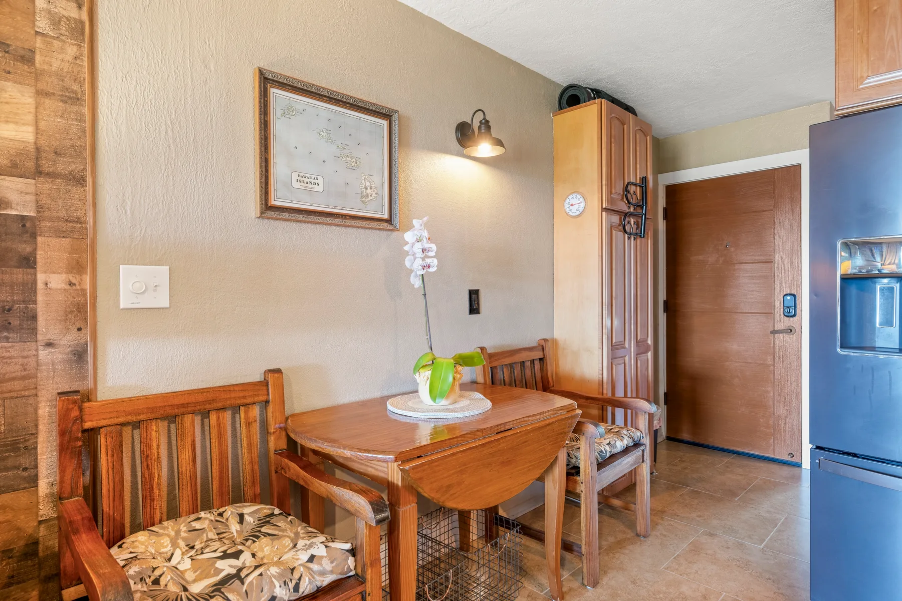 Un comedor con una mesa de madera y sillas junto a la cocina.