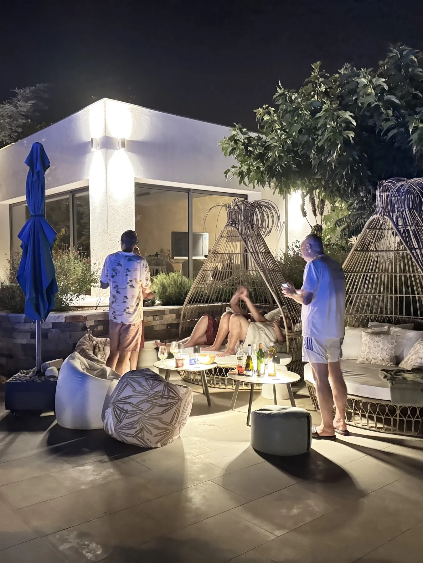 Huéspedes compartiendo un momento agradable en Villa Balāo