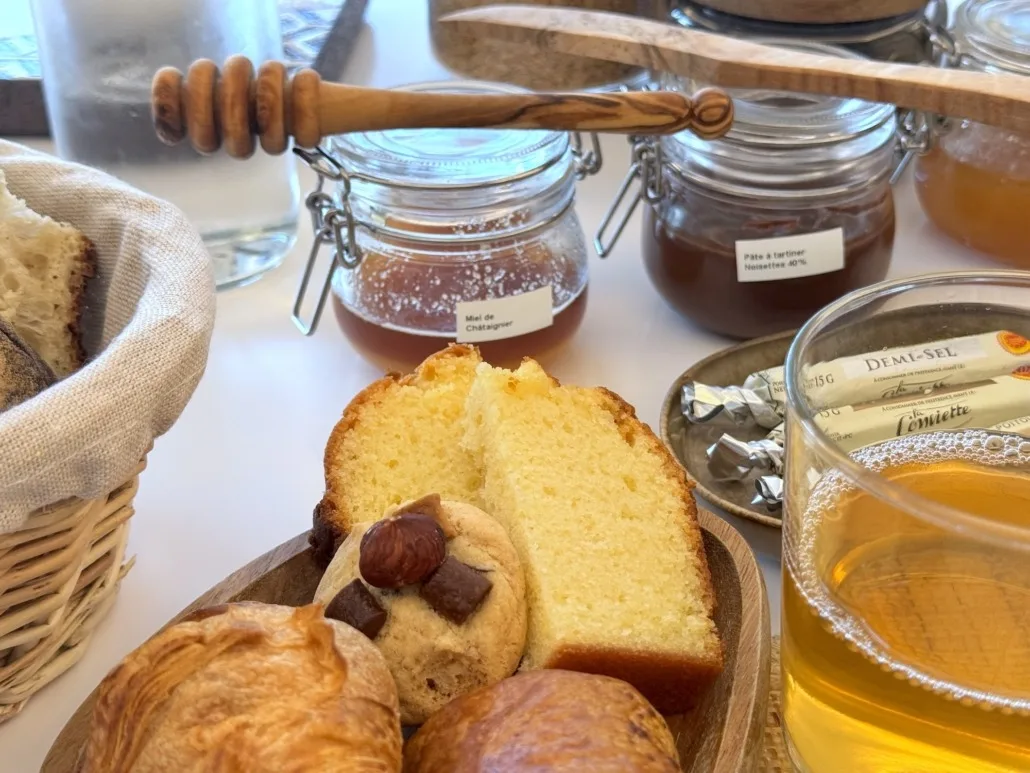 Desayuno servido en Villa Balāo
