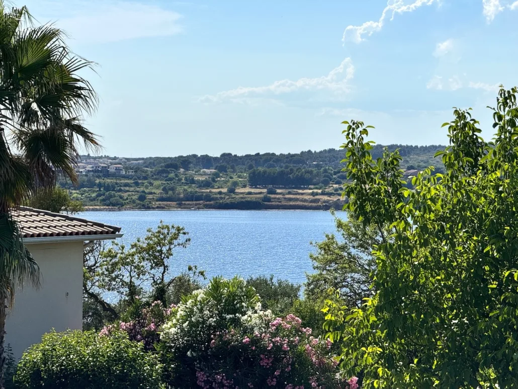 Vista de la laguna de Thau desde Villa Balāo