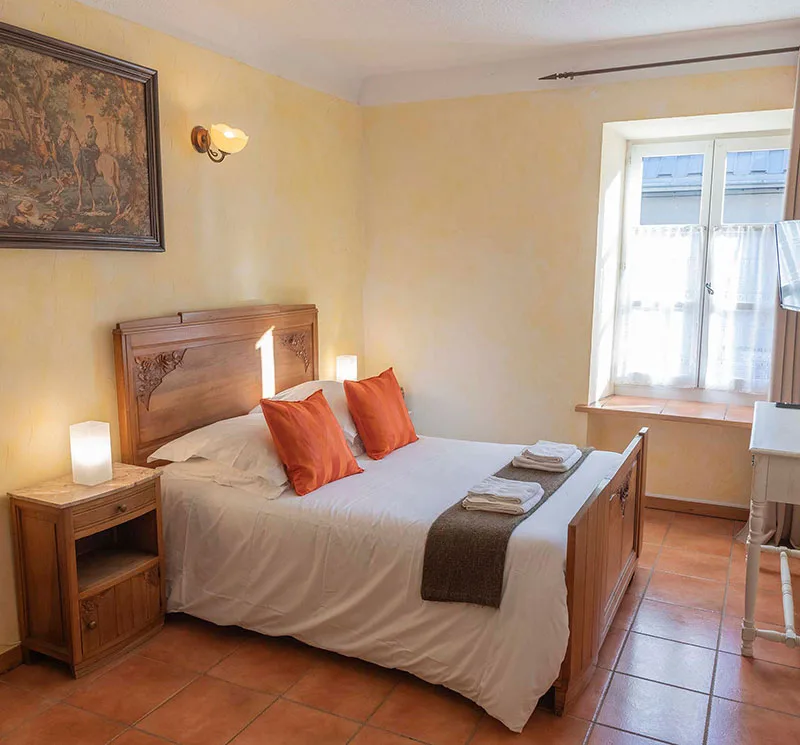 Cama doble en una de las habitaciones de la posada