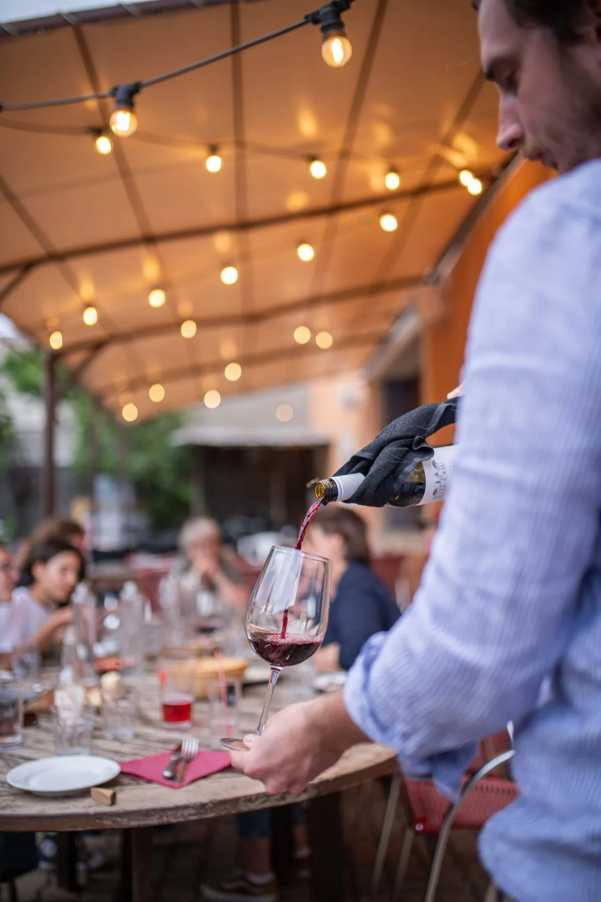 Terraza soleada en verano; comedores interiores en invierno
