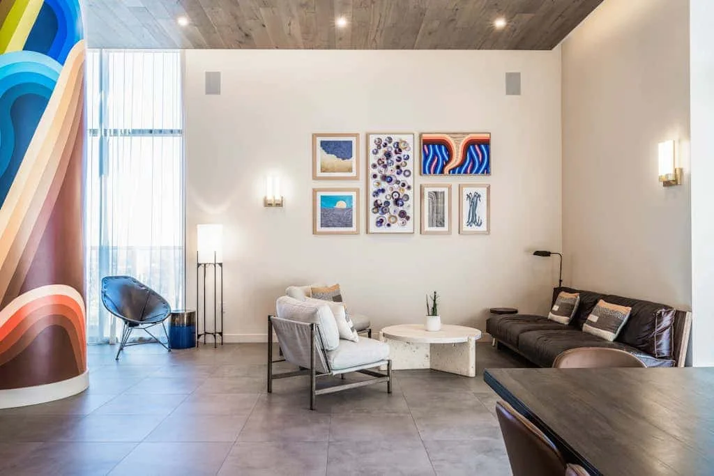 Una sala luminosa con asientos dispuestos alrededor de una mesa de centro baja.