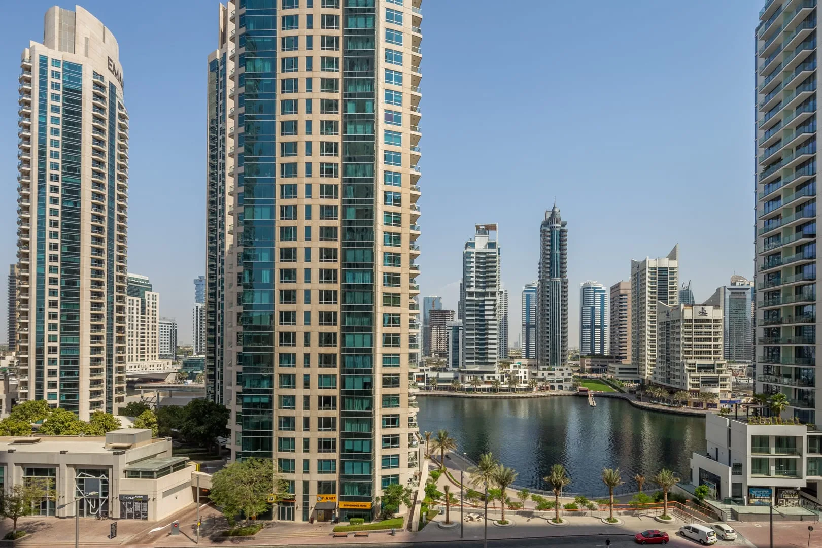 Panorámica urbana de edificios altos alrededor de un canal.