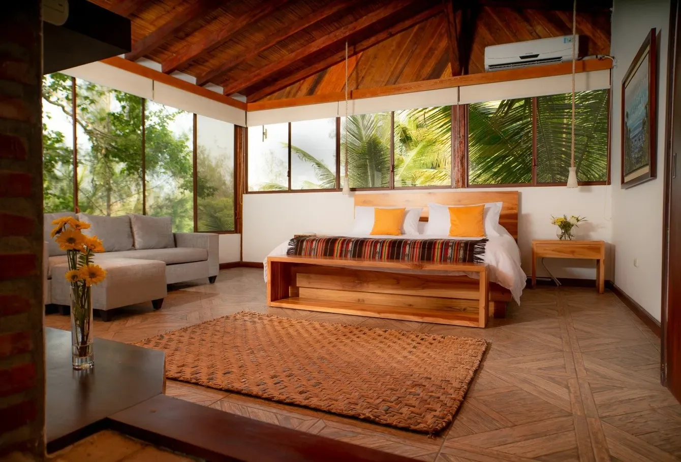 Suite with a king-size bed