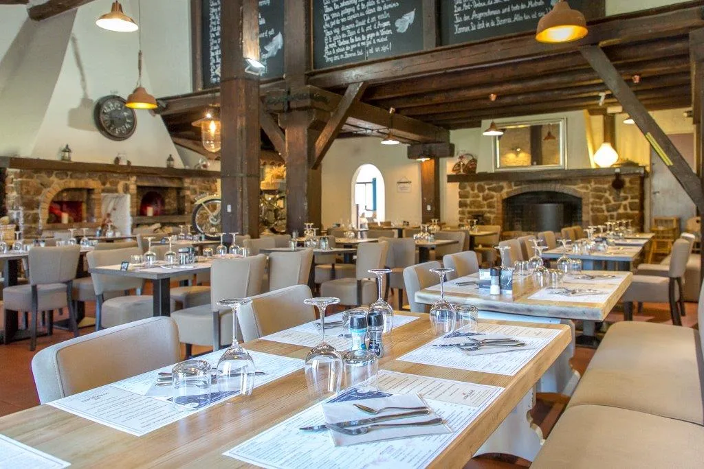 Mesas en el interior del restaurante