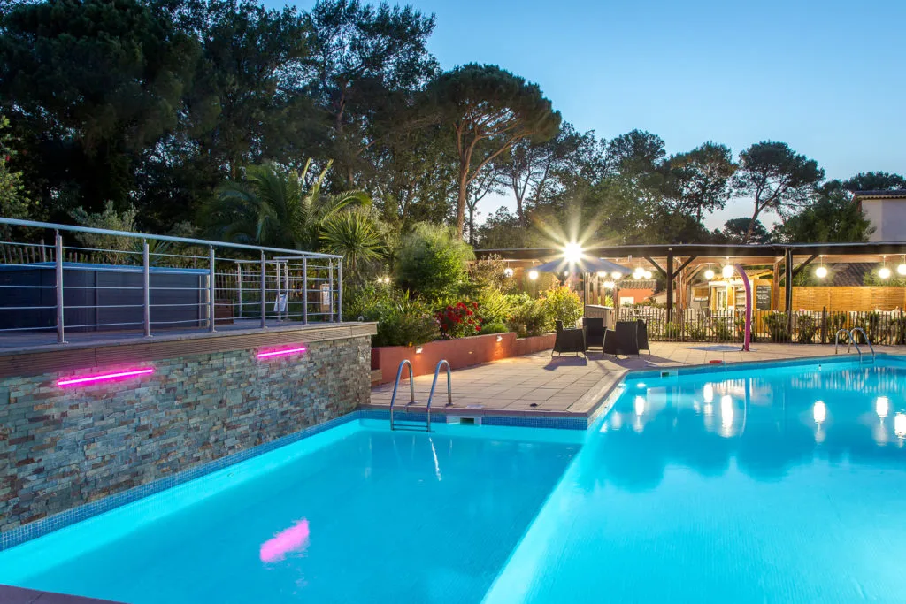 Piscina al aire libre de noche