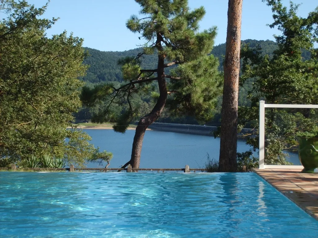 Infinity pool and Lake Saint-Ferréol