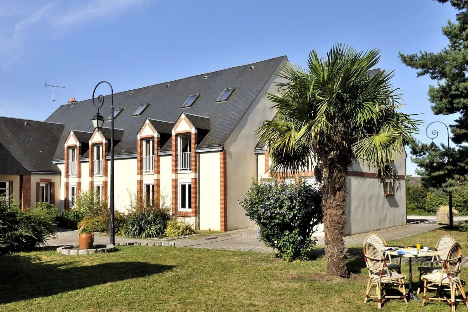Hotel du Labrador facing the abbey