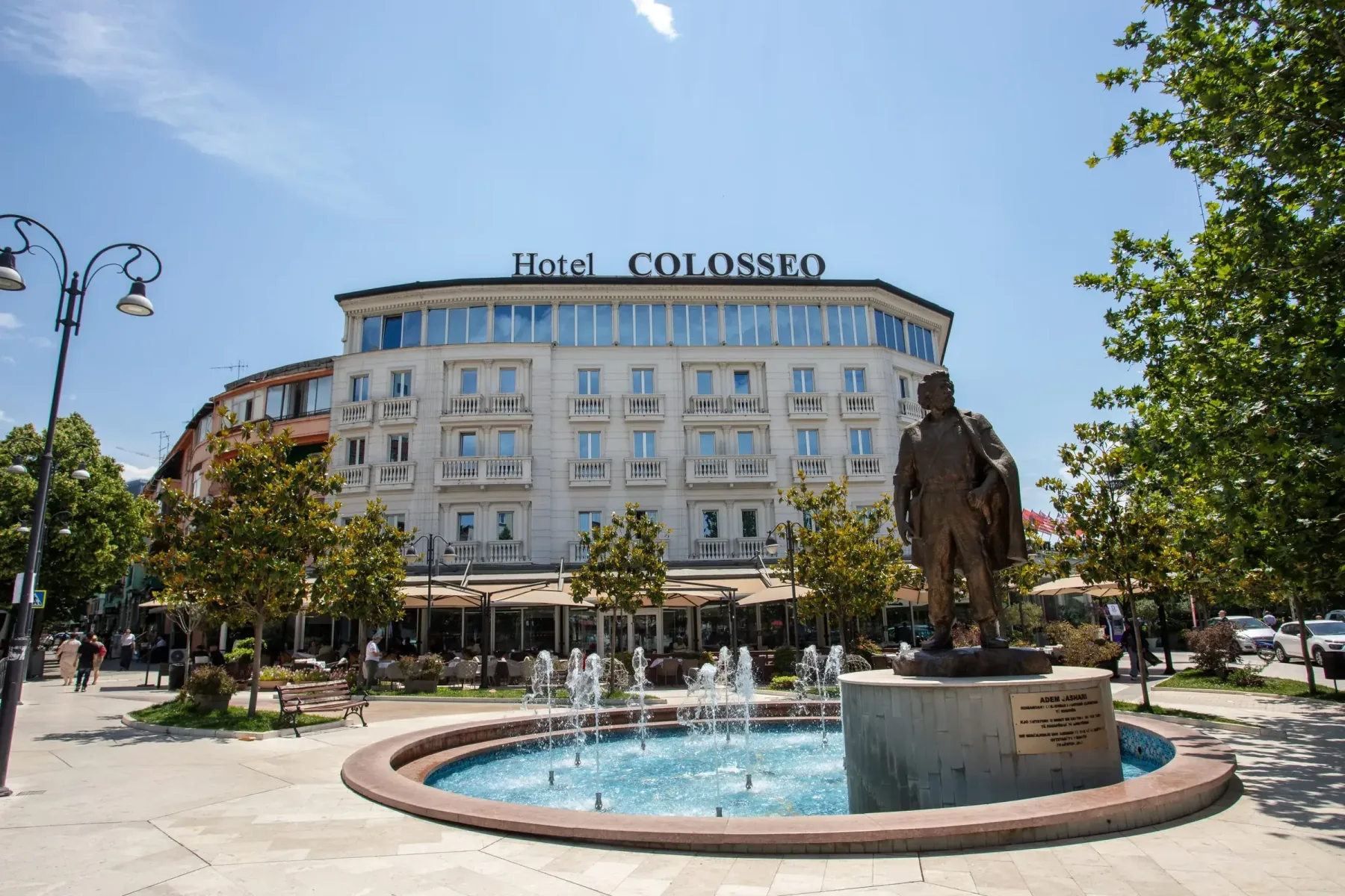 Salón del hotel y plaza Adem Jashari