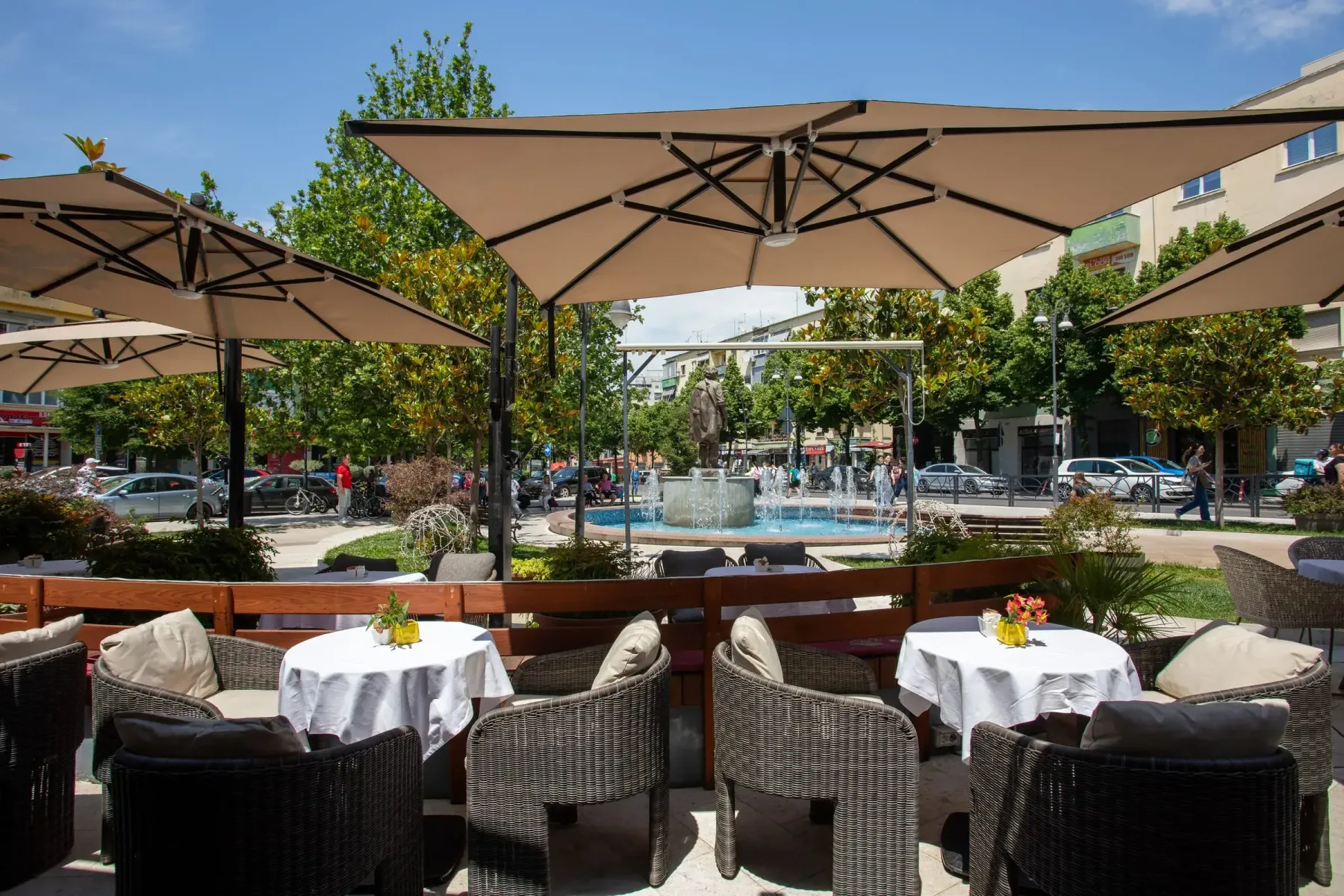 Terraza del restaurante y vistas a la plaza