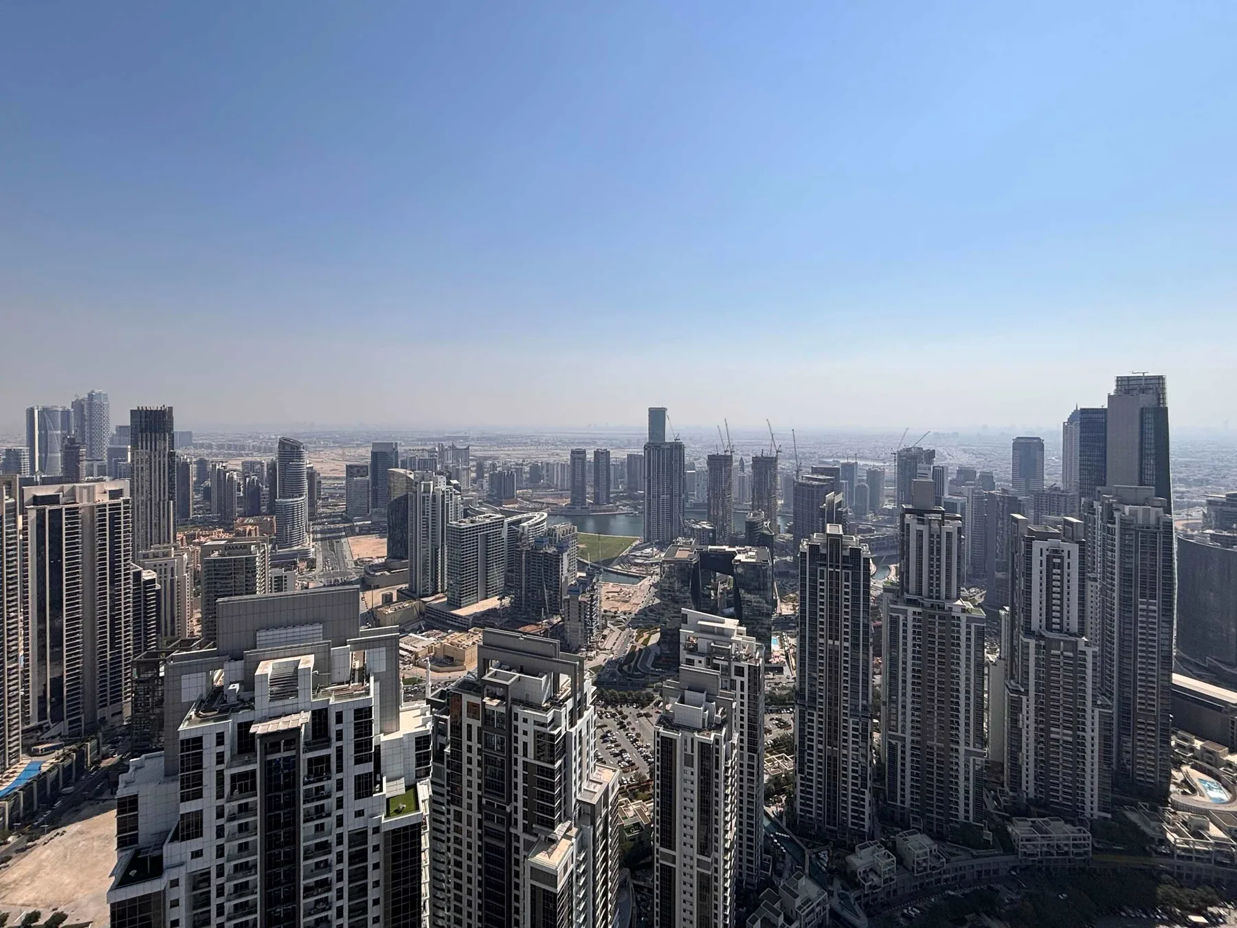Un denso horizonte urbano se extiende bajo un cielo azul despejado.