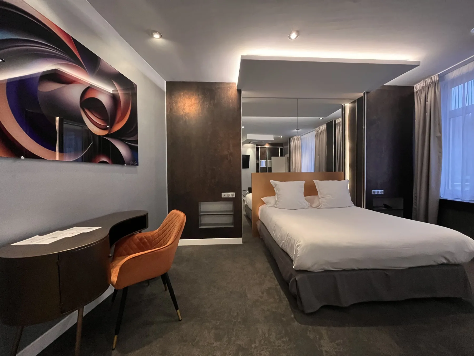 Comfort room with port view