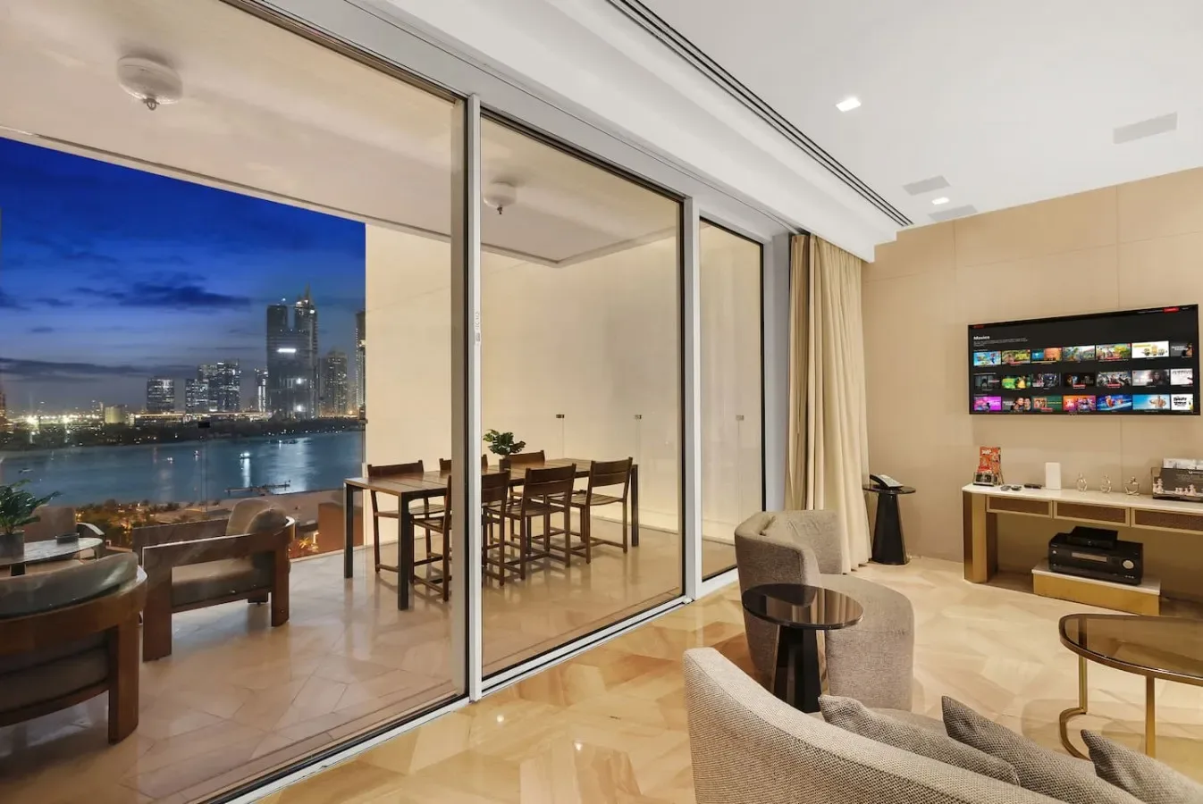 Una sala y comedor se abren a un balcón con vistas a la ciudad y al agua.