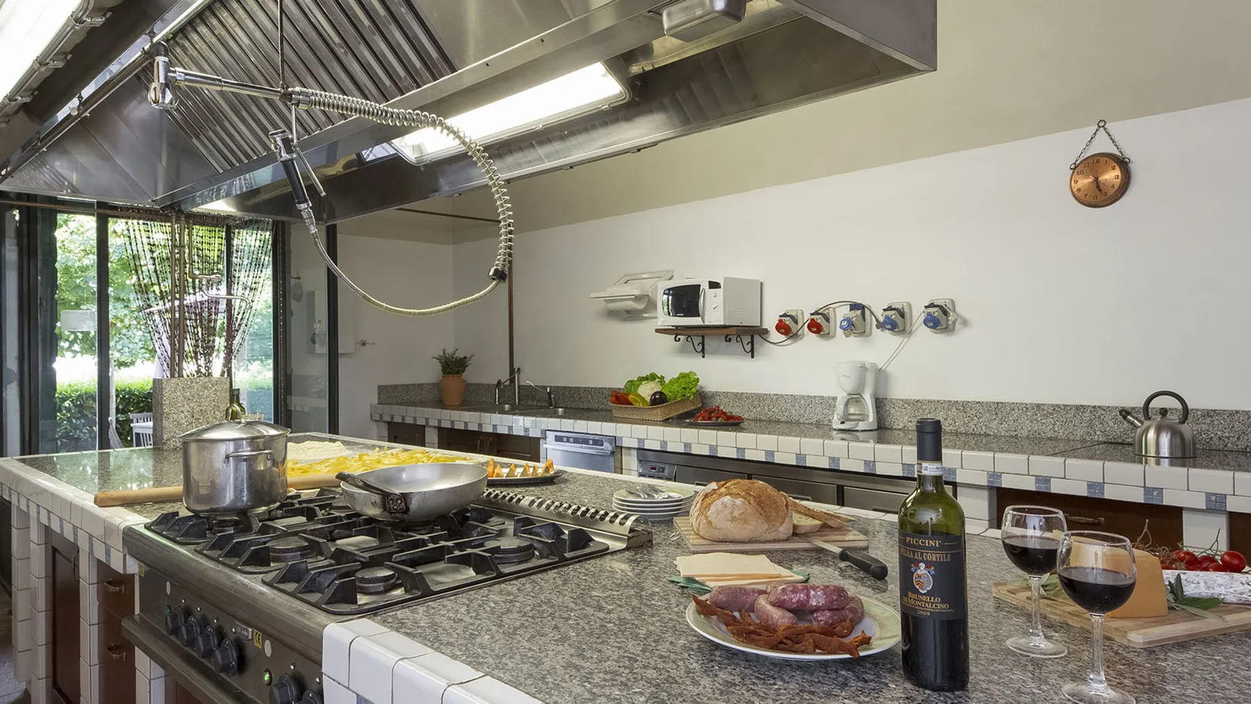 Una cocina amplia con una gran isla de cocina y comida sobre la encimera.